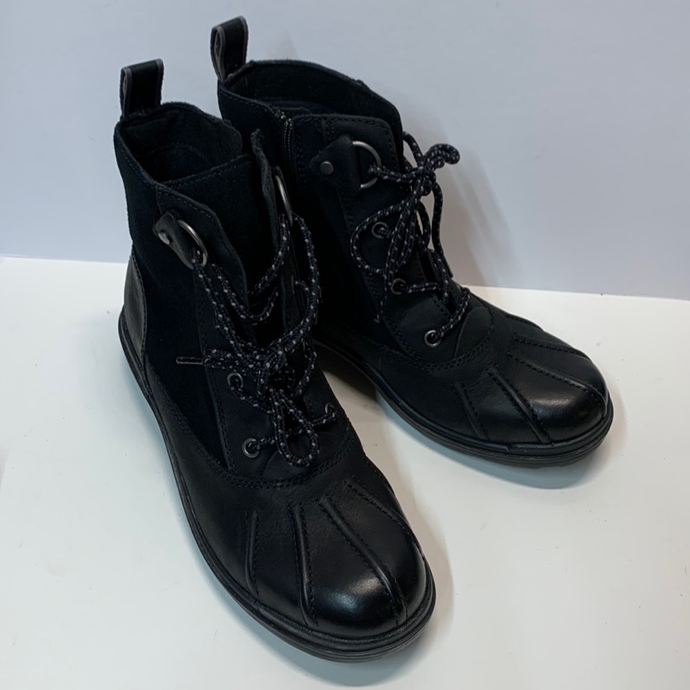 NWT UGG Leather Waterproof Boots with zipper and lace - Picture 16 of 16